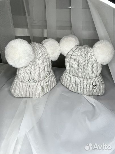 Детская шапка с помпонами