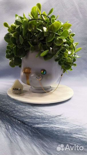 Кашпо с искусственным цветком