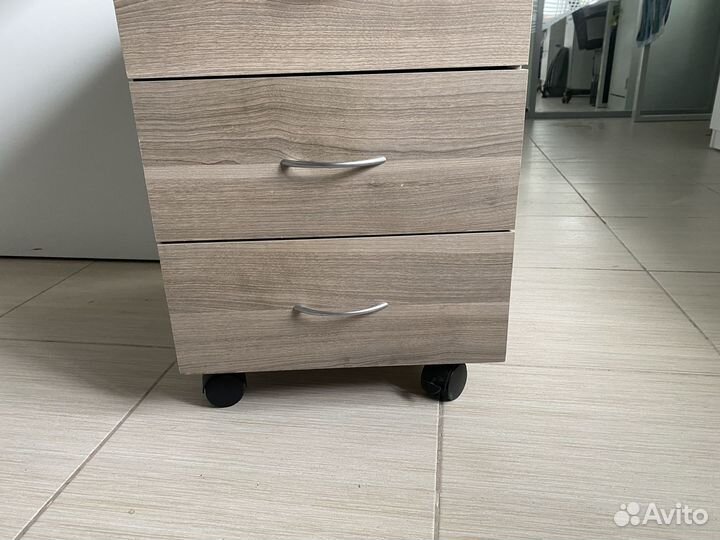 Тумба на колесиках