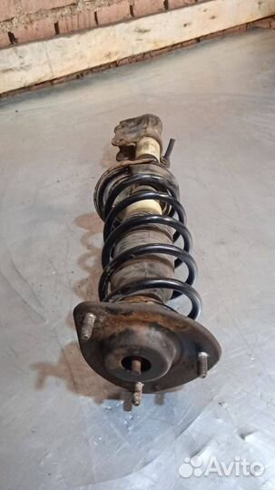 Стойка амортизатора передняя правая Mitsubishi