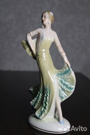 Фарфоровая статуэтка 