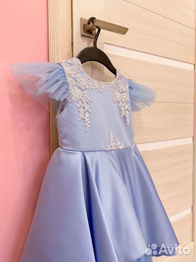 Голубое платье