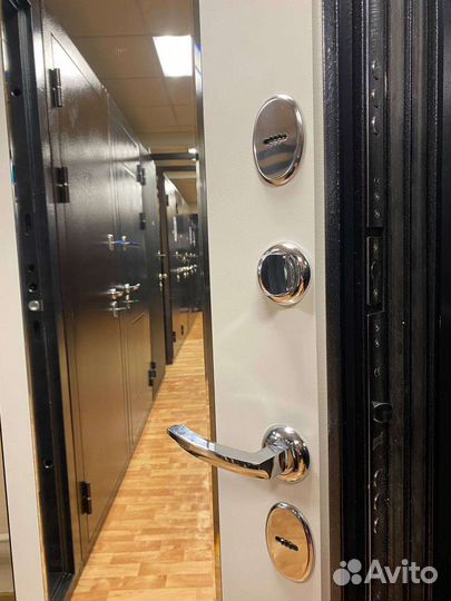 Дверь с зеркалом