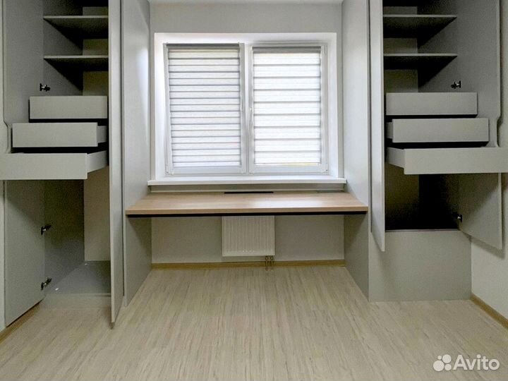 Рабочая зона со шкафом у окна