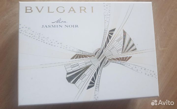 Флакон и коробка от парфюма Bvlgari Jasmin noir