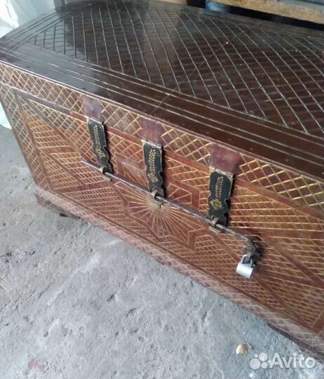 Сундук старинный