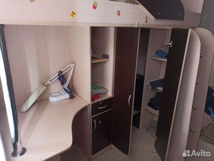 Детская кровать чердак со столом и шкафом