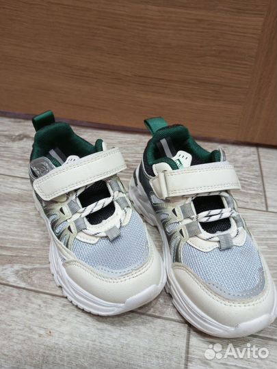 Продам детские кроссовки