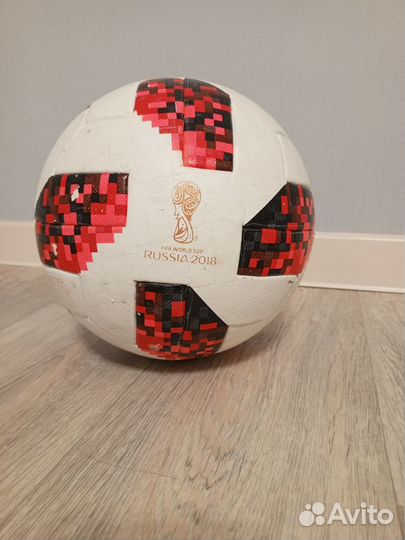 Футбольный мяч адидас чм 2018 красно бело золотой