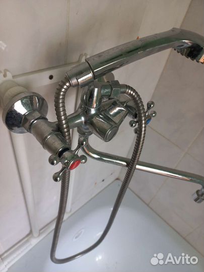 Ванна и смеситель настенный