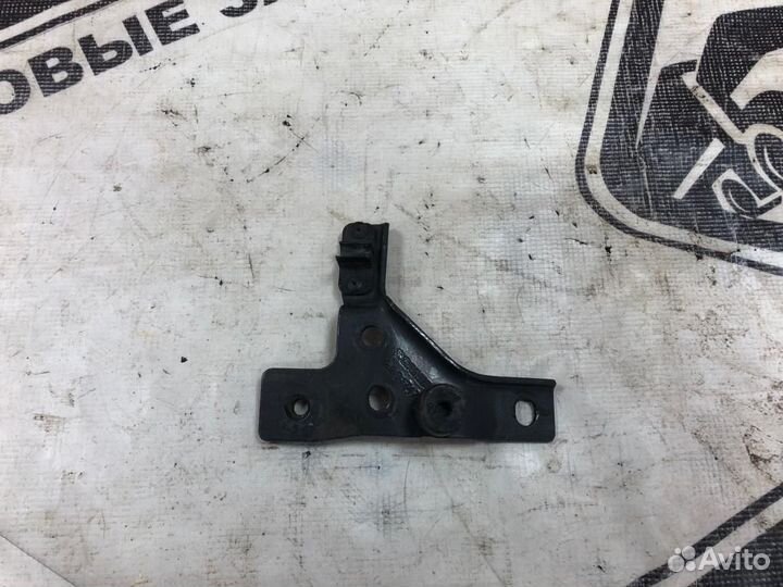 2201747 Кронштейн нижний радиатора правый Scania