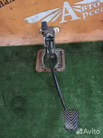 Педаль тормоза Mitsubishi Lancer 1.3