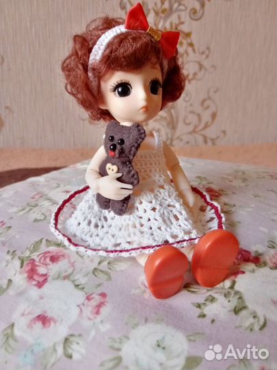 Кукла в вязаном платье