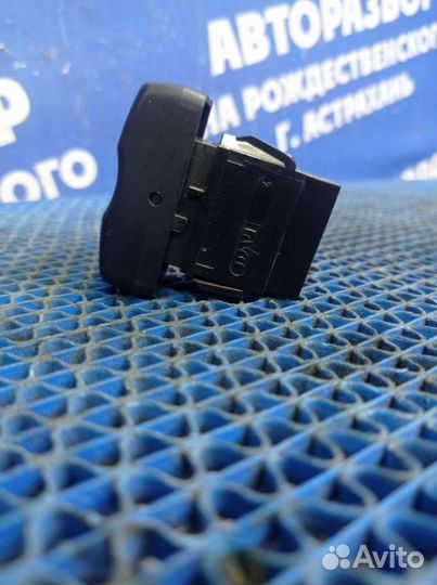 Кнопка блокировки замка двери Renault Logan седан