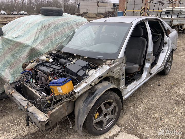 Кузов седан с документами Ford Focus 98-04