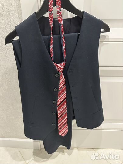 Костюм школтный жилет, брюки, галстук