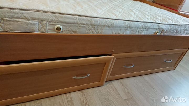 Кровать односпальная с ящиками и матрасом