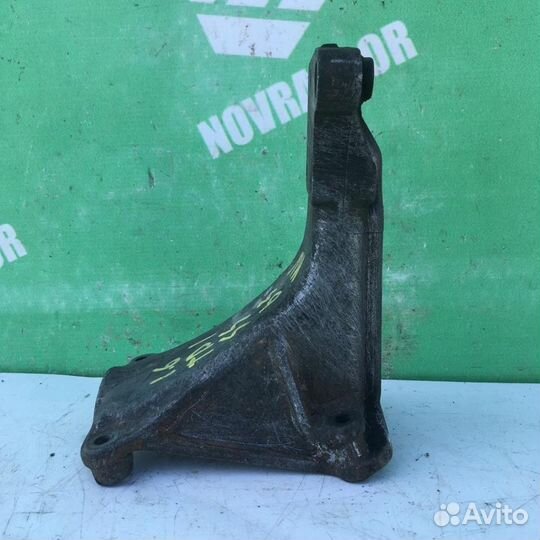 Кронштейн двигателя правый Фольксваген Пассат Б3