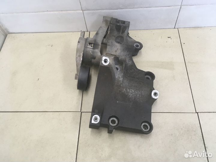 Кронштейн генератора Passat B6 2005-2010