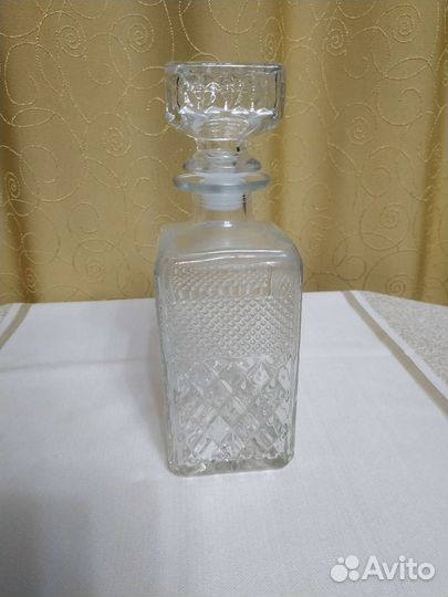 Разные графины с рюмками