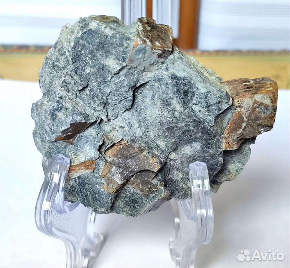 Брейнерит в хлоритовом сланце