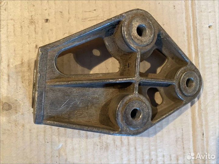 Кронштейн двигателя правый