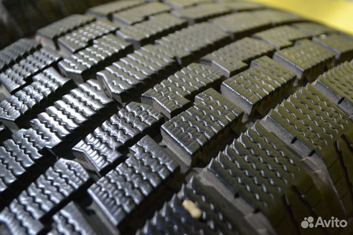 Yellow Hat Ice Frontage 205/60 R16