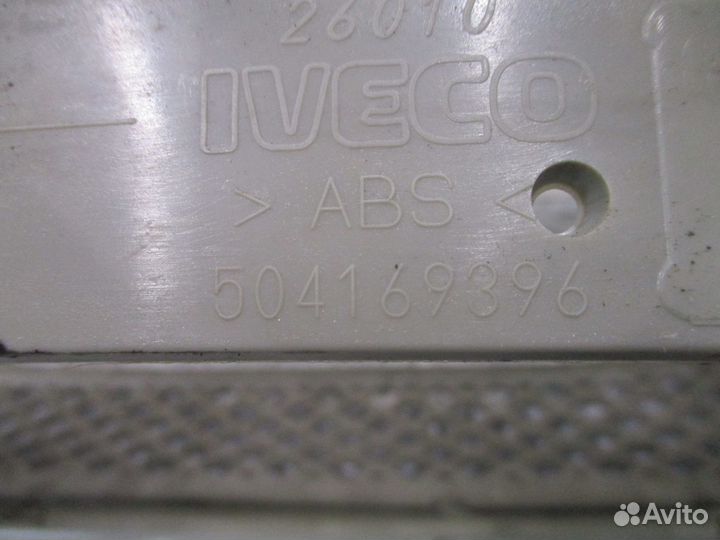 Ящик вешевой верхний центральный Iveco 504169396