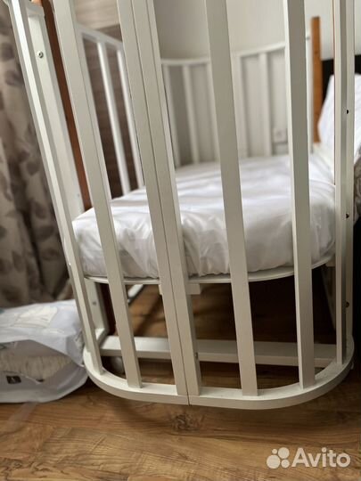 Детская кроватка с маятником