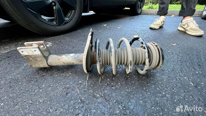 Амортизатор правый передний Peugeot 408