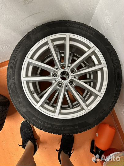 Диски BMW r17 с резиной hankook winter icept evo 2