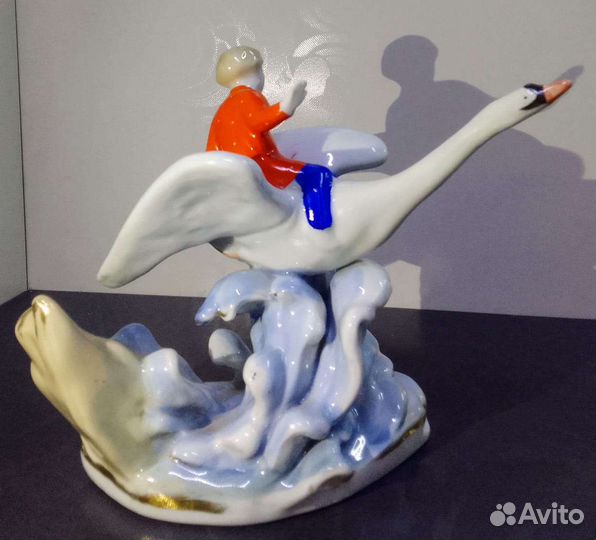 Фарфоровая статуэтка