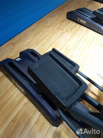 Эллиптический тренажер со светодиодным дисплеем