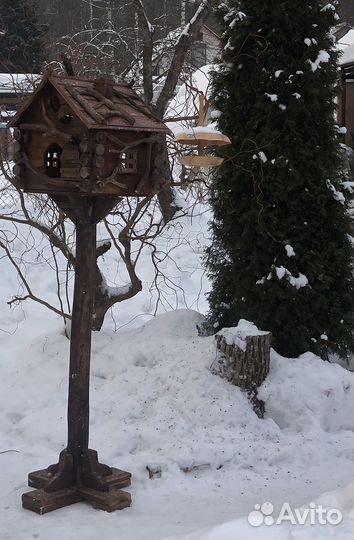 Красивая кормушка на стойке для птиц и белок