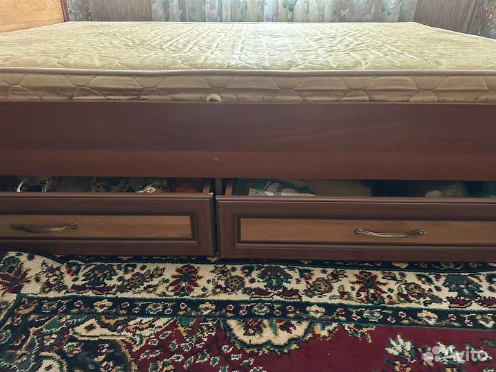Кровать двухспальная с матрасом