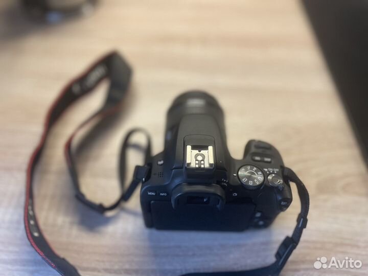 Фотоаппарат Canon EOS 200D