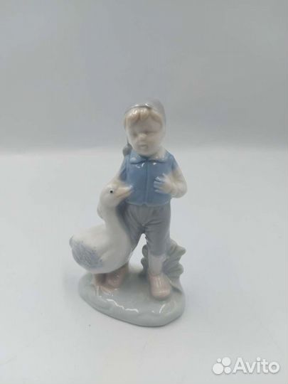 Статуэтка фарфоровая Нильс с гусем.Голландия