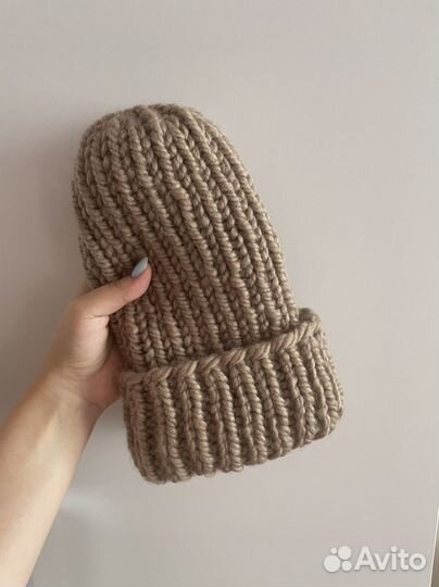 Вязаная зимняя женская шапка