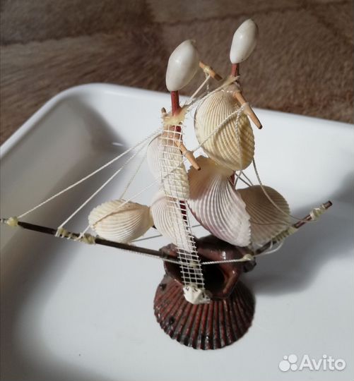 Модель парусник из ракушек