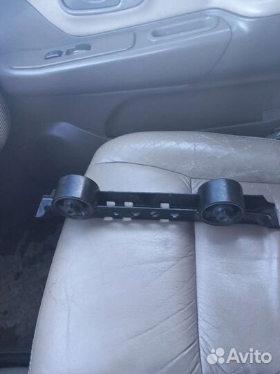 Подушка крепления двигателя 6G72 задняя