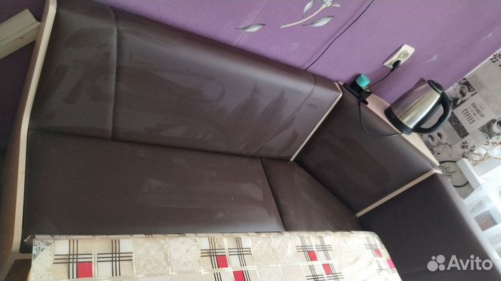 Кухонный уголок со столом и стульями