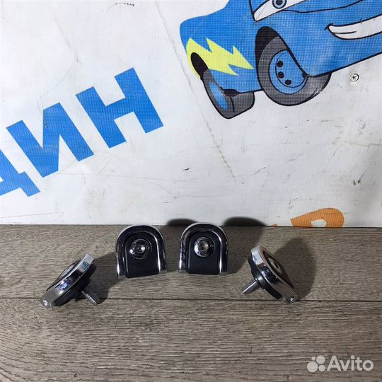 Крепление сетки багажника Land Rover Discovery II