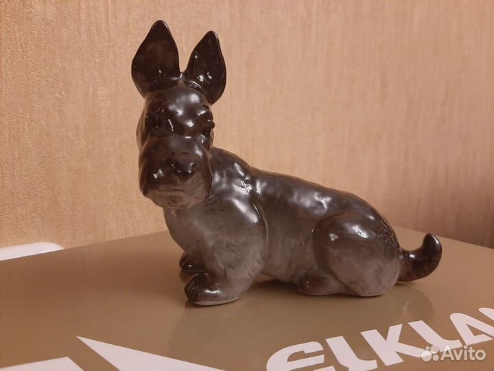 Фарфоровая статуэтка собака