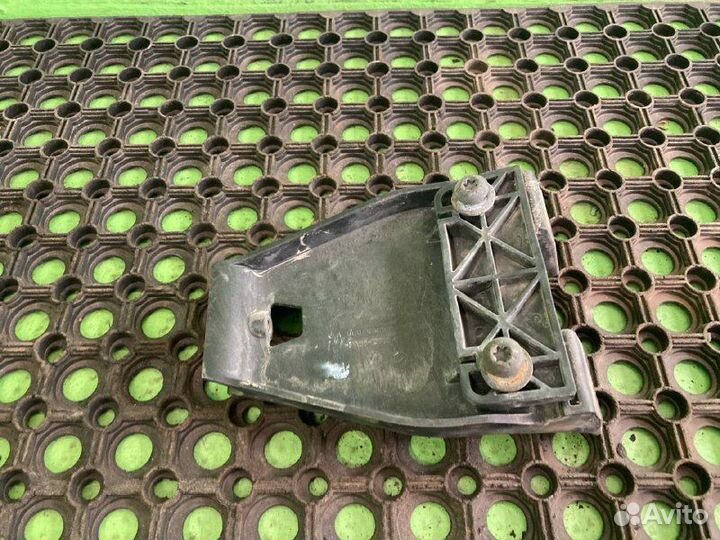 Кронштейн обтекателя кабины mercedes-benz actros MP 4