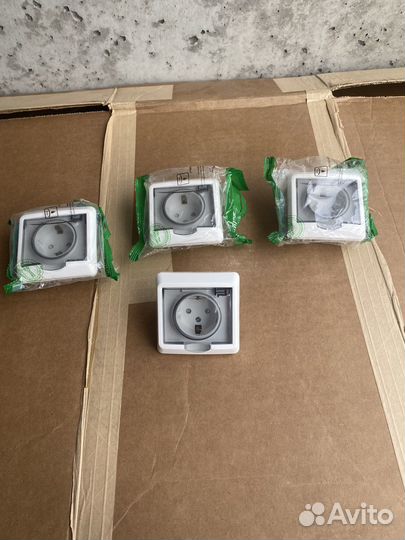 Розетка с крышкой