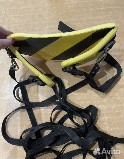 Страховочный пояс, удерживающий горнолыжный