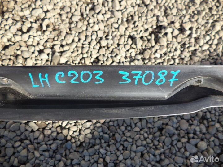 Накладка на багажник левая Mercedes-Benz C180 W203