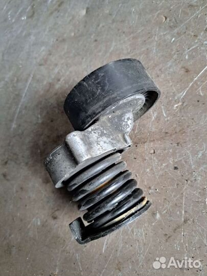 Натяжитель ремня на Mercedes W203