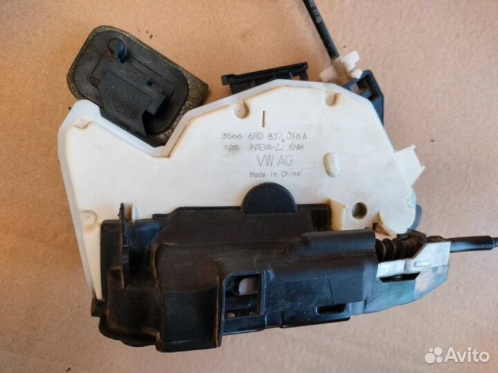 Замок двери передний правый Volkswagen Polo седан