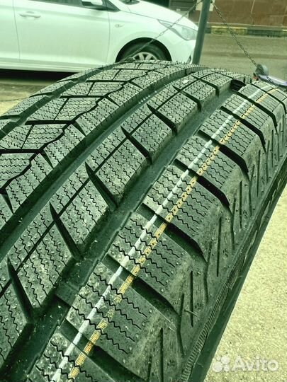 Roadmarch Snowrover 868 255/50 R19 147U